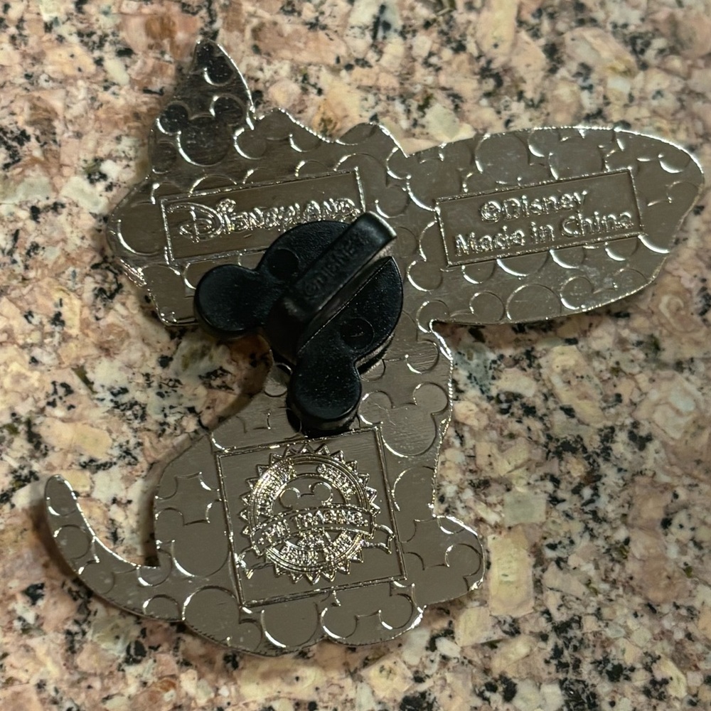 Disneyland Paris 101 Dalmatians Lucky Holding Food Bowl Pin - Picture 2 of 5